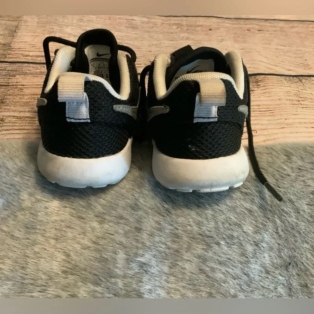 Nike Kids Black & White Roshe One Sneakers Size 7C